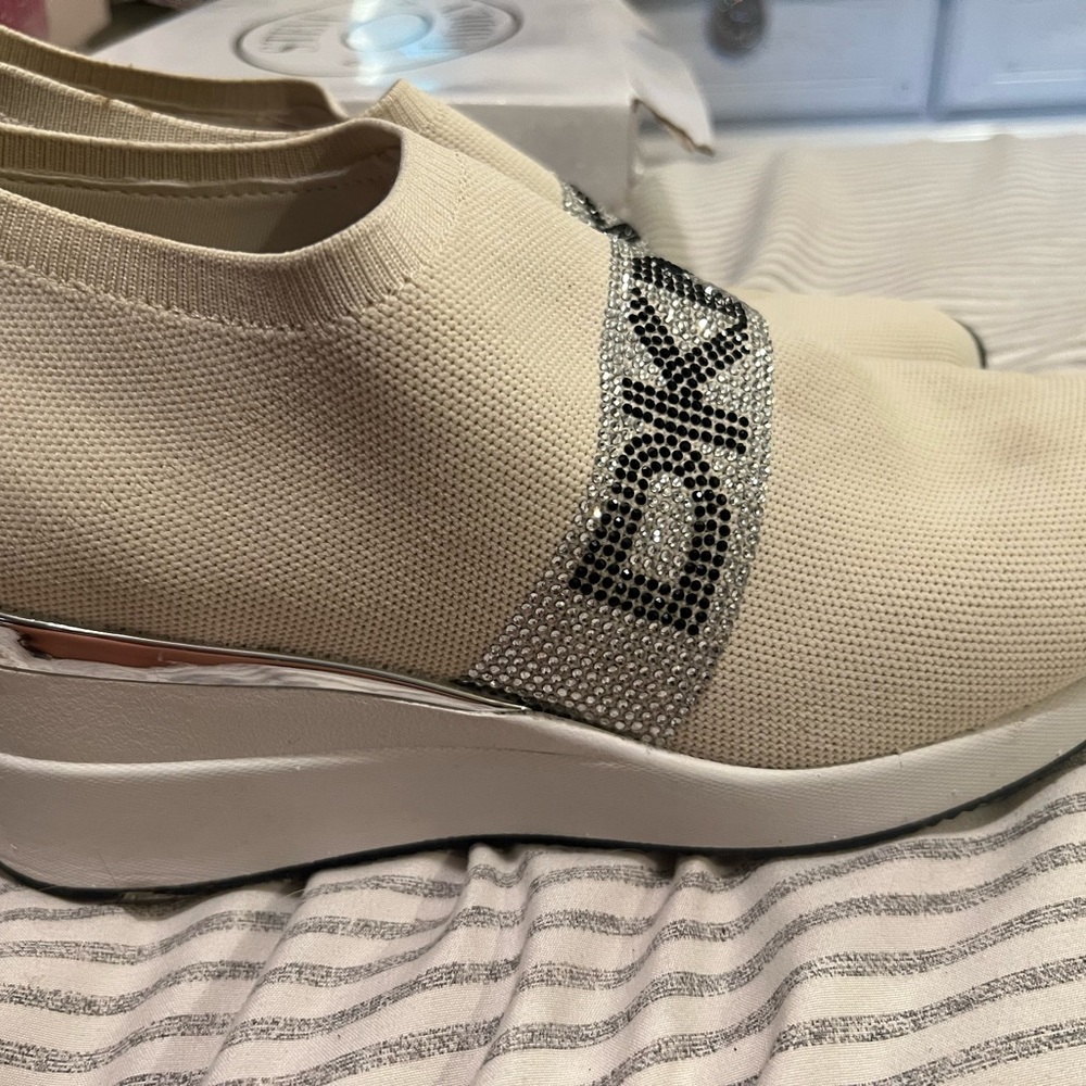 Sneaker - Picture 2 of 3